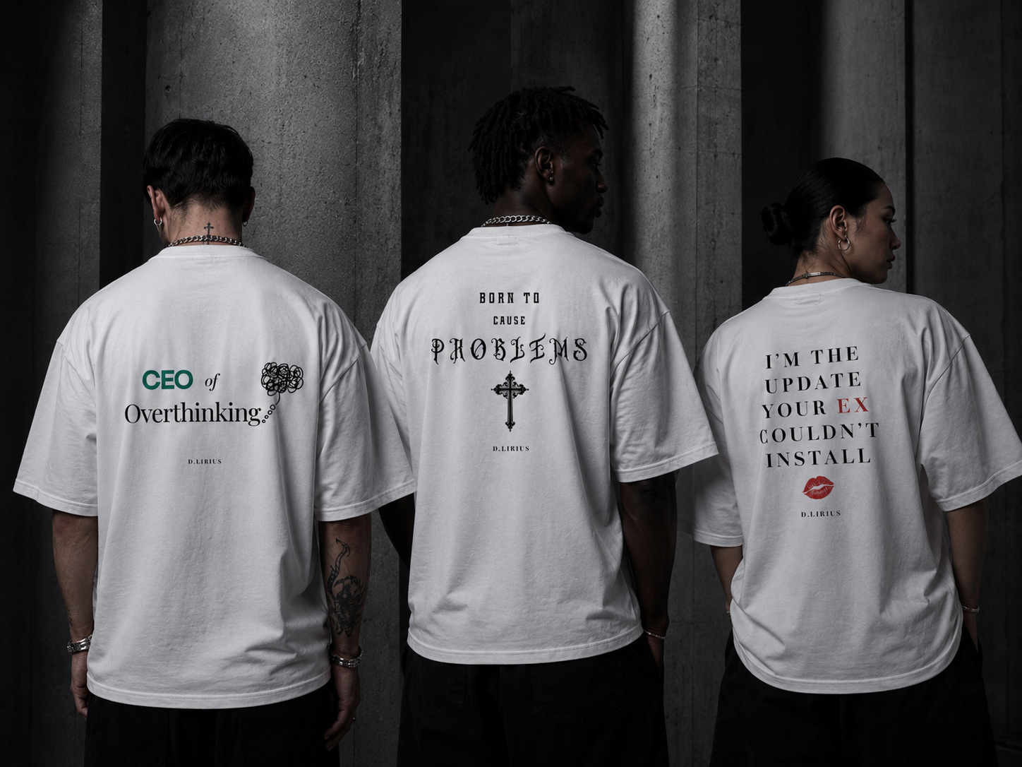 Tres modelos con camisetas blancas D.LIRIUS — Drop 01 edición limitada
