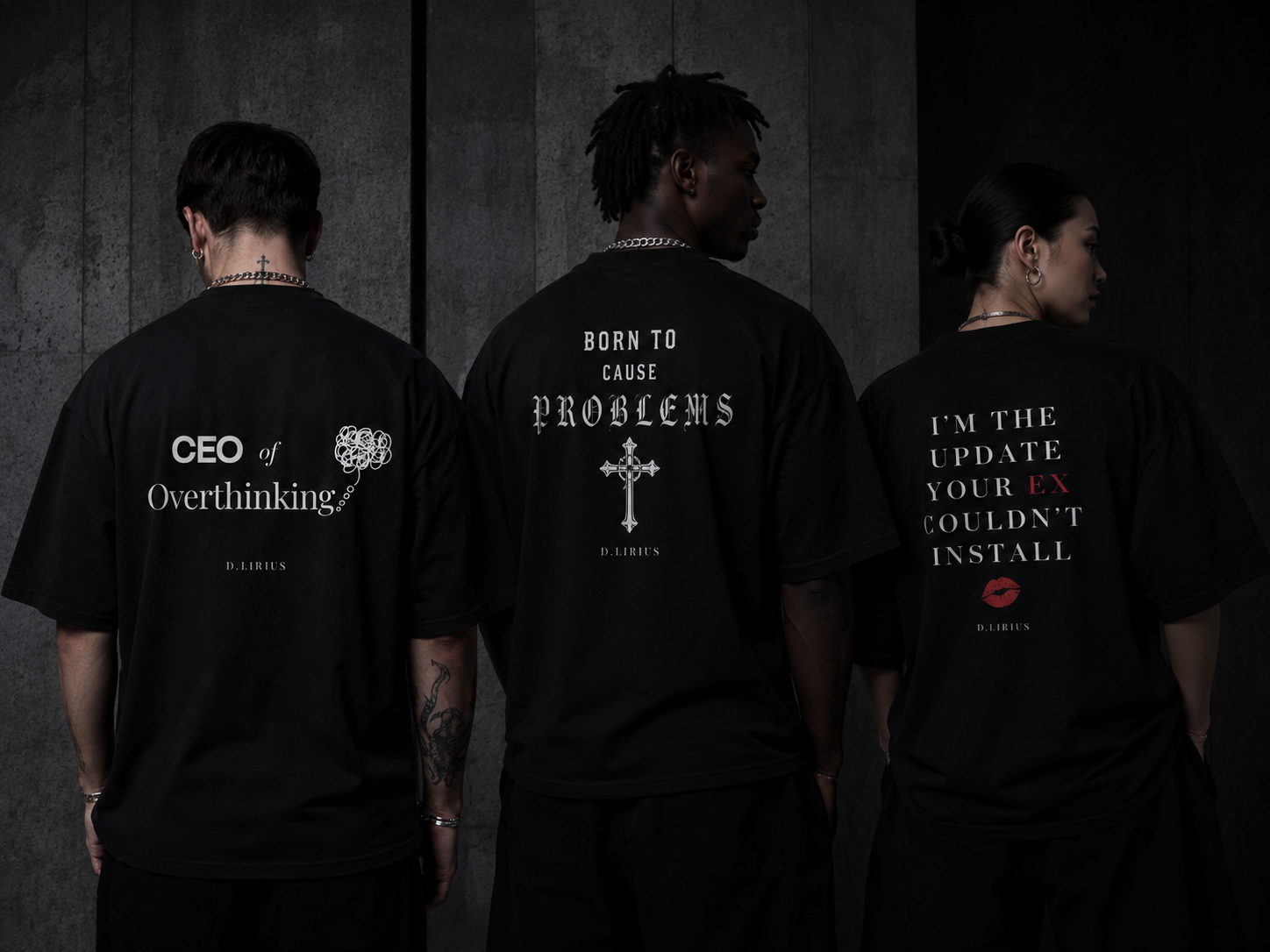  Tres modelos con camisetas negras D.LIRIUS — Born to Cause Problems, CEO of Overthinking, Red Kiss
